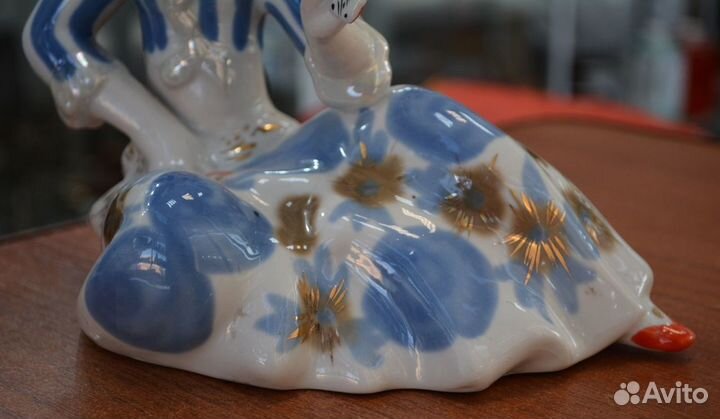 Фарфоровая статуэтка- цыганка С картами