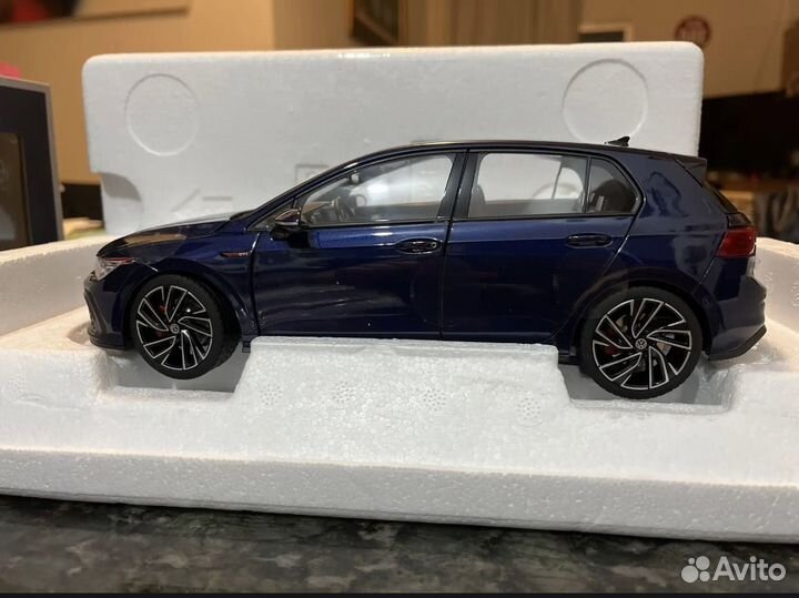 Машина 1:18 volkswagen