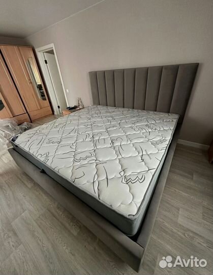 Кровать с мягким изголовьем