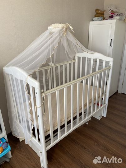 Детская кроватка с маятником,балдахином,матрасом