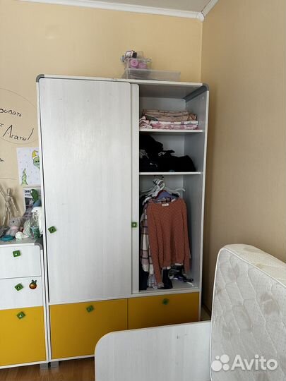 Детская мебель (кровать, шкаф, комод)