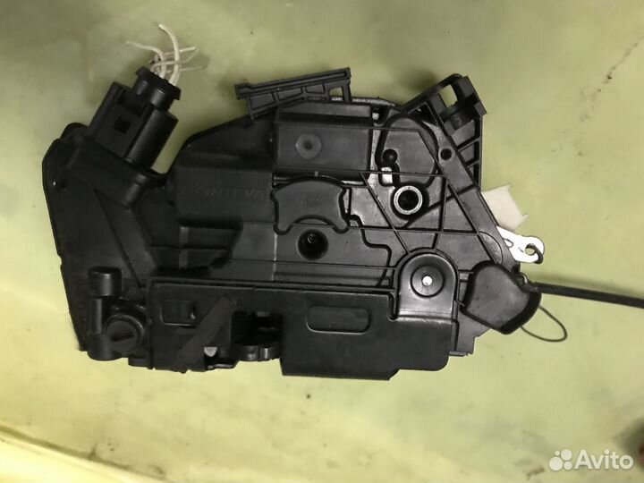 Замок задней левой двери Volkswagen Tiguan