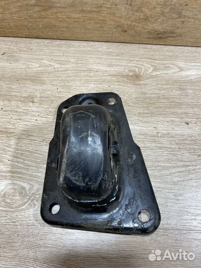 Опорный кронштейн задней балки левый VW Passat B8