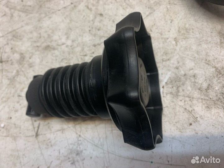 Болт крепления запасного колеса Skoda Octavia (A5