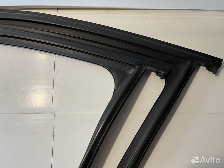 Уплотнитель стекла двери передний левый BMW E90