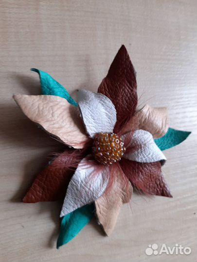 Брошь из натуральной кожи