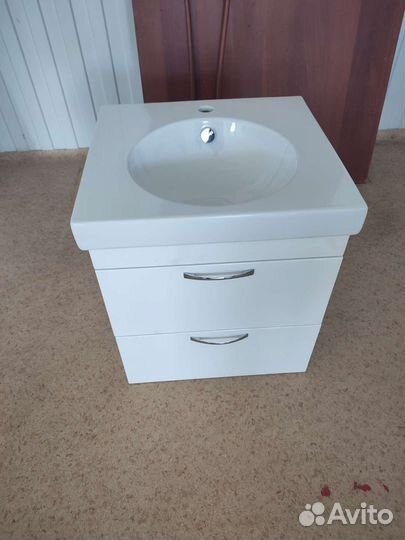 Раковина с тумбой и зеркалом