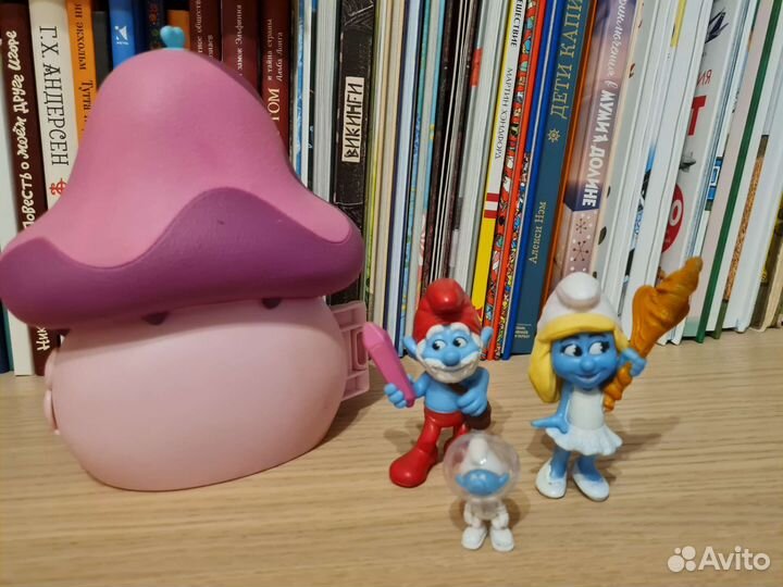 Домик и фигурки смурфиков