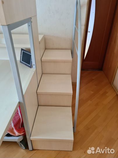 Двухъярусная кровать со столом и с лестницей