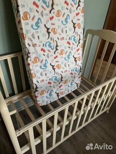 Детская кроватка с маятником