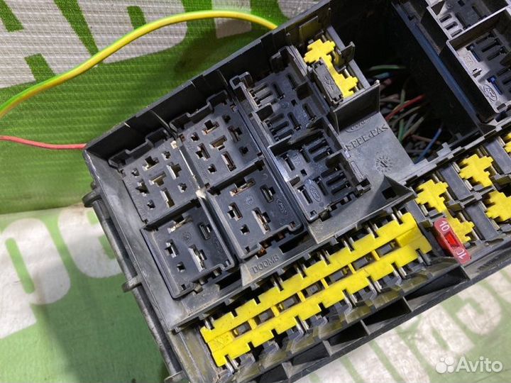 Блок предохранителей под капот Ford Focus