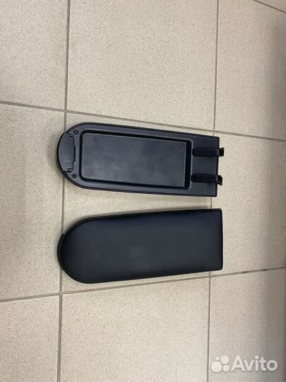 Продам крышку подлокотника на Volkswagen Polo