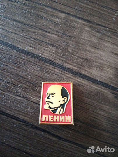 Подсвечник и значки СССР