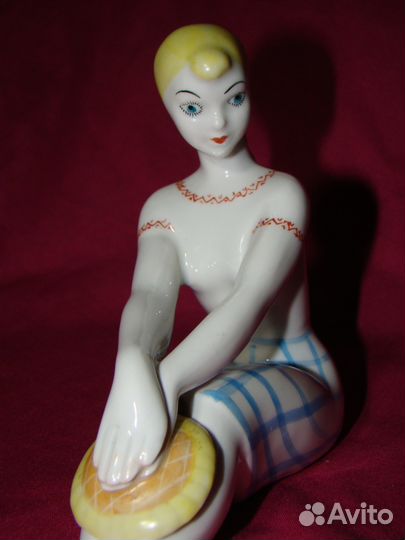 Фарфоровая статуэтка девушка с подсолнухом СССР