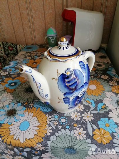 Чайник доливной с цветочным декором, фарфор, гжель