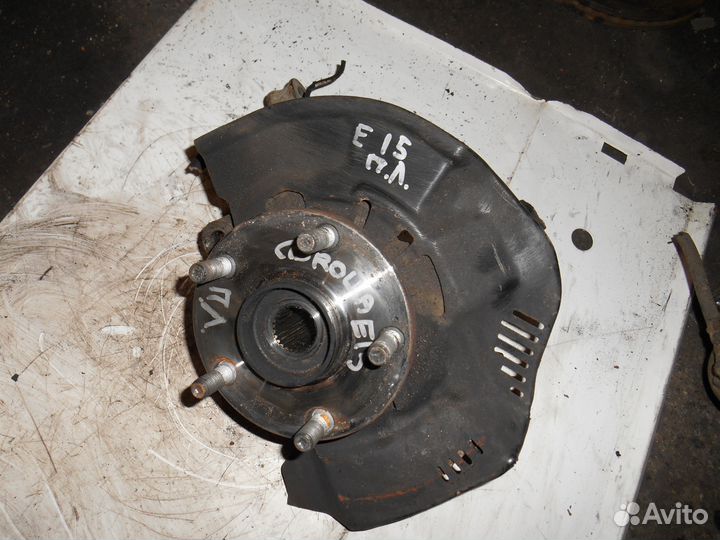 Передний левый поворотный кулак Toyota Corolla E15