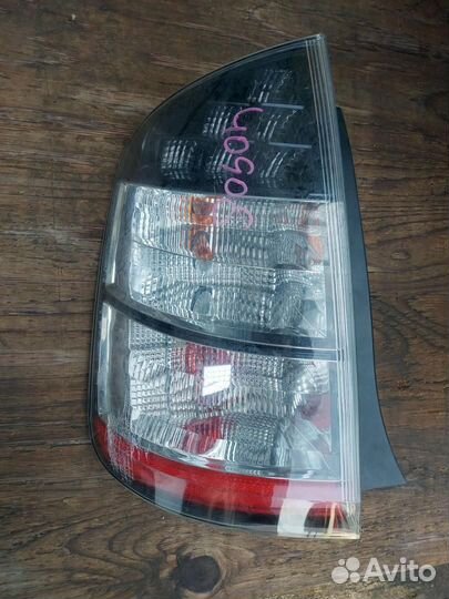 Фонарь задний левый Toyota Prius 2 NHW20