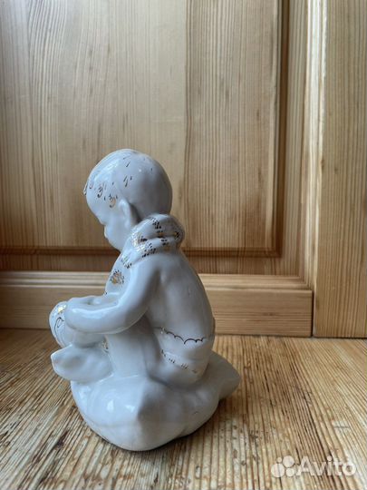 Статуэтка Мальчик обувается (Песочное)