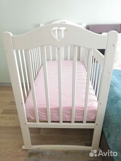 Детская кроватка с маятником белая