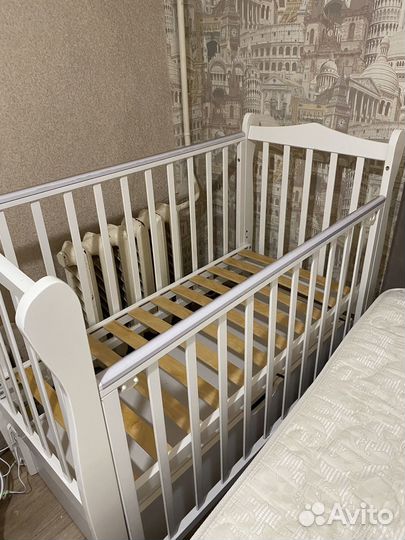 Детская кроватка с продольным маятником