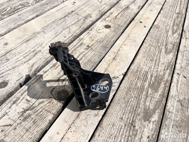 Mercedes W205 14- Крепление кассеты радиаторов L