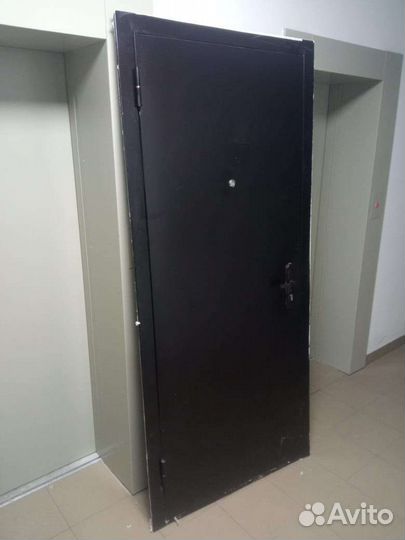 Дверь входная металлическая б/у