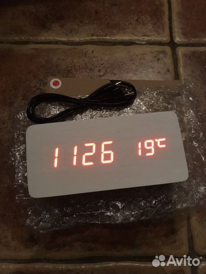 Светодиодные часы с термометром