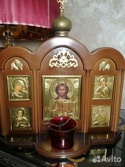 Киот настенный с 5-ю иконами и лампадой
