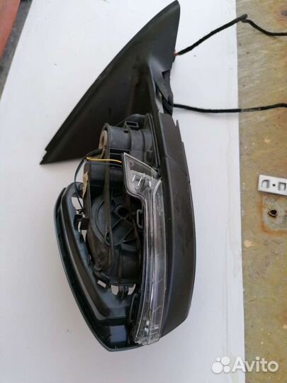 Продам зеркало боковое правое на шкоду октавию б/у