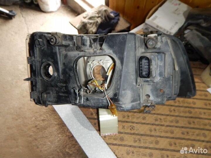 Фара левая Volkswagen Transporter T5