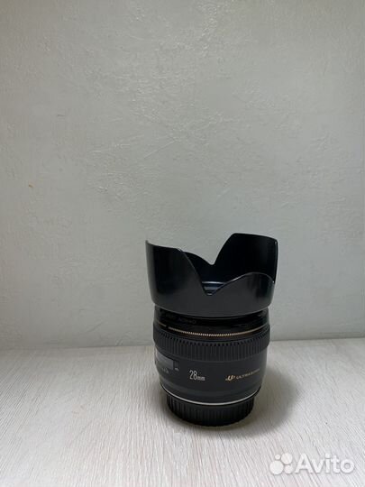 Объектив Canon EF 28mm f/1.8 USM с блендой