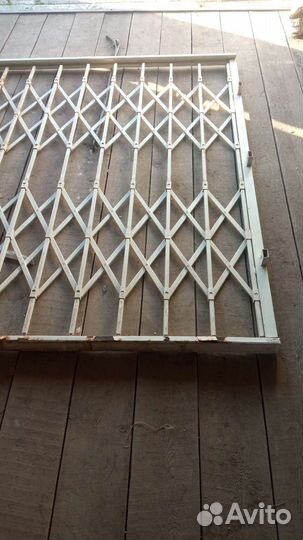 Металлическая раздвижная решетка