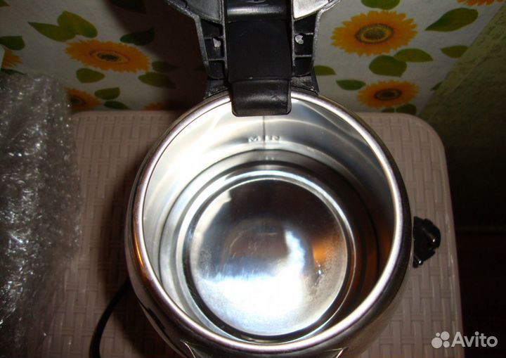 Продам электрический чайник 1,8л металлический