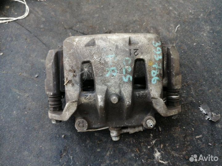 Суппорт передний правый Nissan Serena C25 MR20