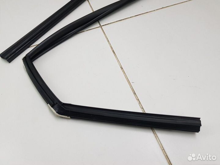 Уплотнитель стекла задний левый (Kia Seltos)