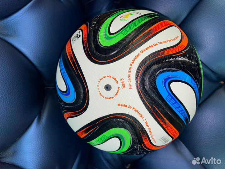 Футбольный мяч adidas brazuca