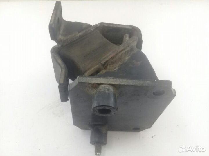 Подушка двигателя правая Nissan Caravan VWE25