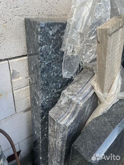 Памятник из лабрадорит