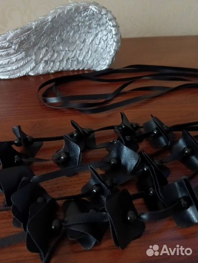 Украшение на платье, блузку, кож