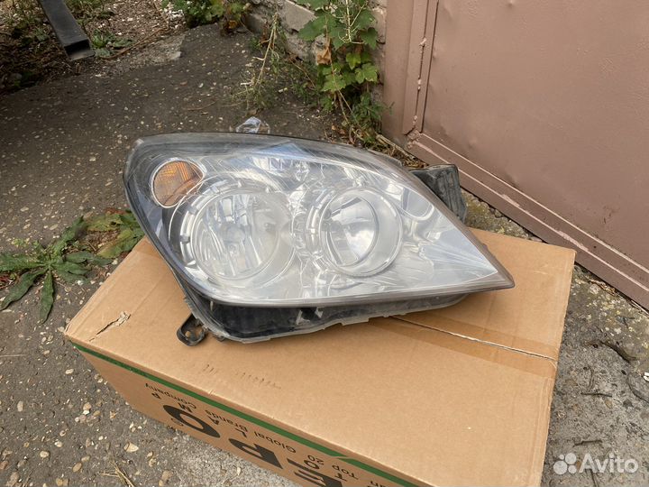 Фара передняя правая на opel astra h