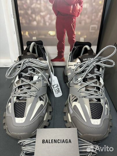 Кроссовки balenciaga track 1 grey на руках