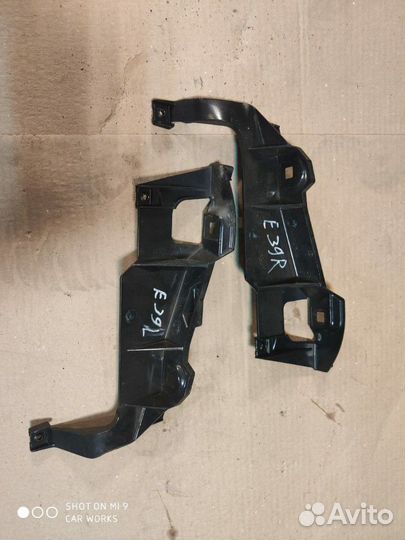 Крепление направляющая фары Е39