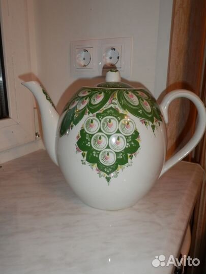 Огромный заварочный чайник