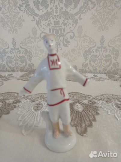 Статуэтка фарфор