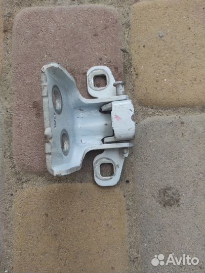 Петля двери Renault Duster 1 поколение
