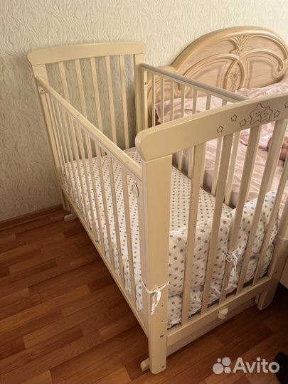 Детская кроватка с маятником