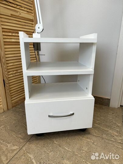 Тумбочка на колесах