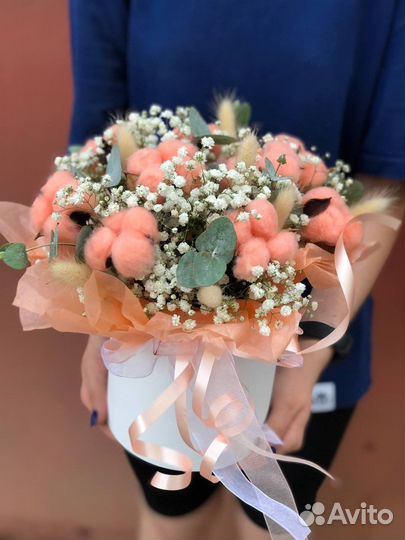 Куробка с сухоцветами и цветами