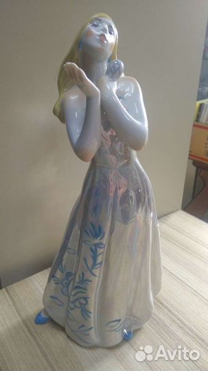 Девушка с микрофоном