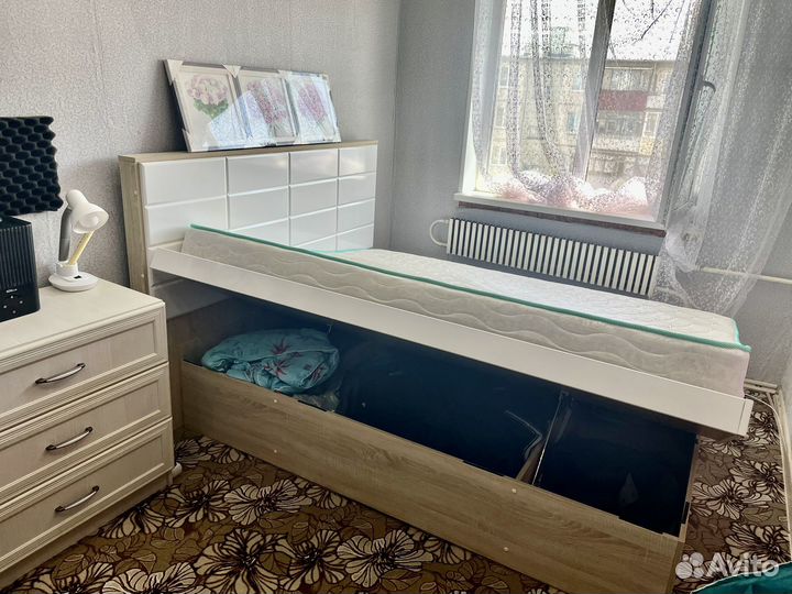 Кровать с матрасом и комодом